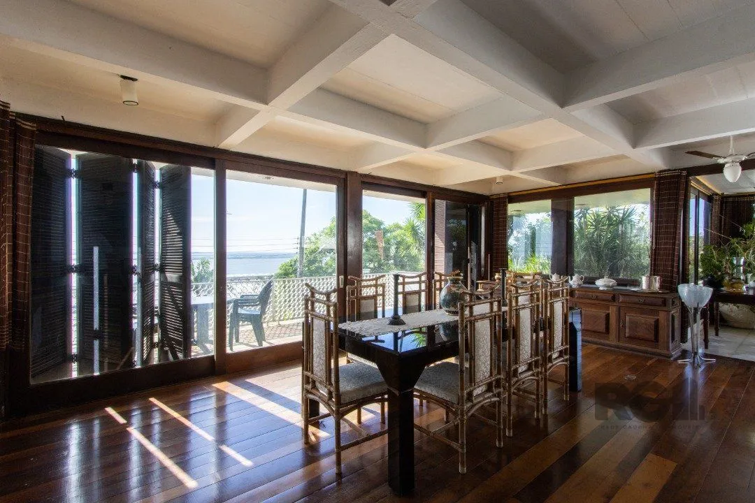 Imagem Casa com 724 m² privativos, 4 dormitórios sendo 4 suítes, 6 vagas sendo 3 cobertas