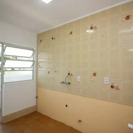 Imagem Apartamento com 2 dormitórios, banheiro auxiliar e 2 vagas cobertas.
