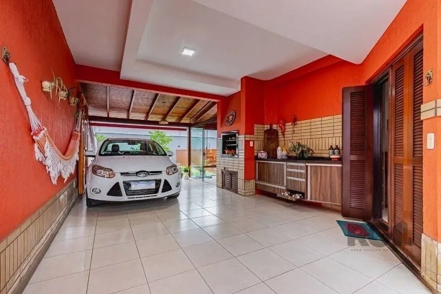 Imagem Excelente casa de 209m² com 3 dormitórios, piscina e 3 vagas de garagem.