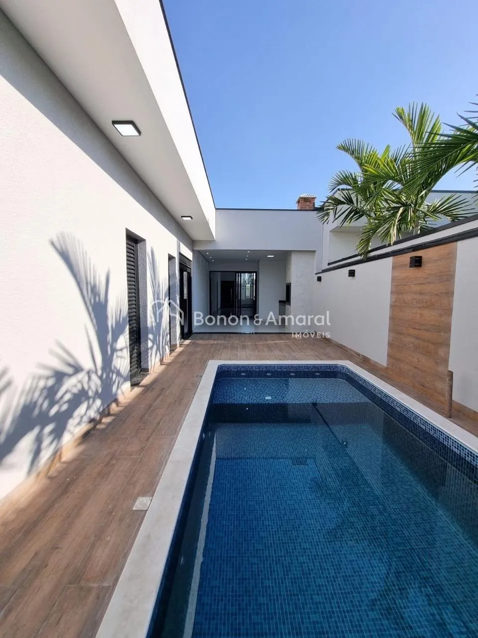 Imagem Casa à venda no condomínio Campos do Conde 2 em Paulínia, com 3 suítes e piscina.