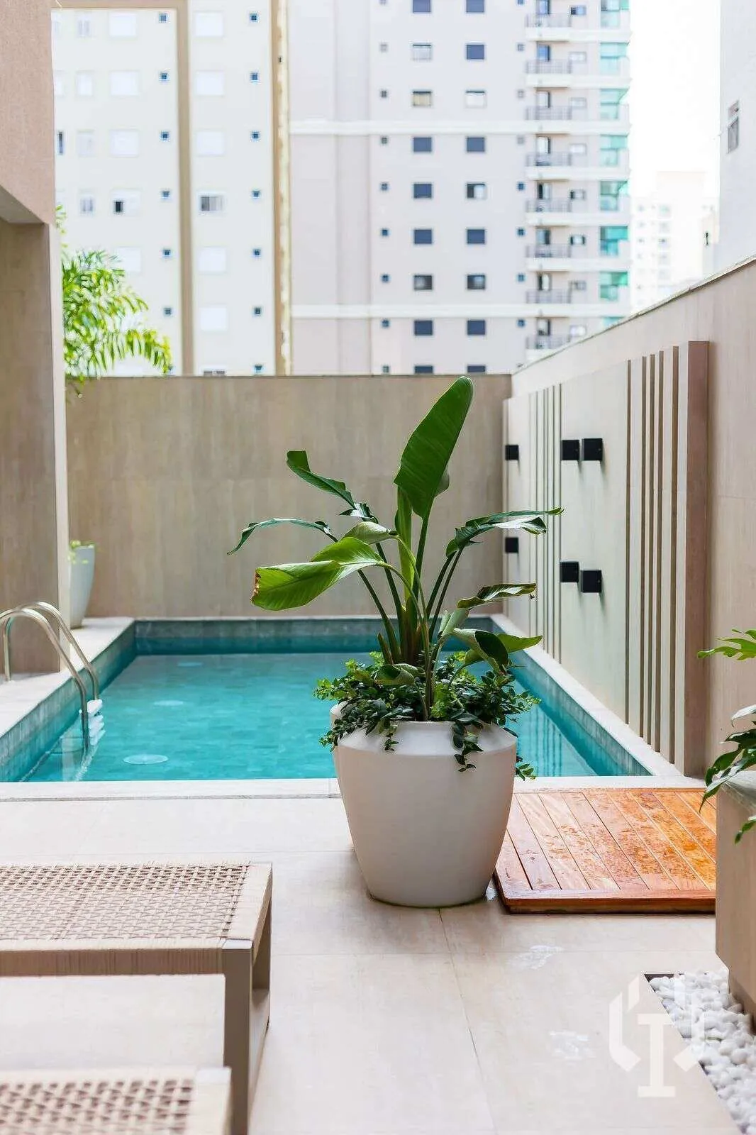 Imagem Showroom mobiliado e decorado com 3 suítes na Meia Praia