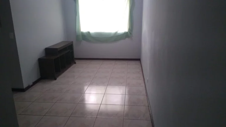 Imagem Apartamento amplo com sala dois ambientes, cozinha com armários, banheiro com box e gabinete, 3 qua...
