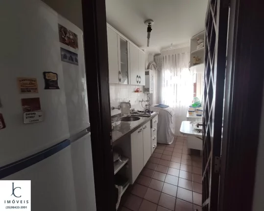 Imagem Maravilhoso apartamento à venda no centro de São Lourenço MG. Sala e quarto com varanda. Edifício com piscina, sauna, salão de jogos e de festas