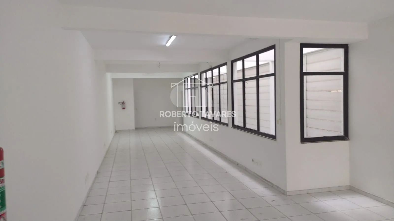 Imagem Prédio Comercial em Santa Cecília 450m² - Vão livre, 9 banheiros, 12 lavatórios, 4 pontos de chuveiro c/ box, 9 garagens, com quarto e banheiro de apoio.