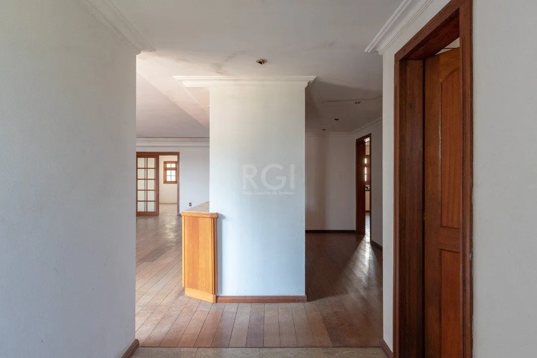 Imagem Casa para Venda - 460m², 4 dormitórios, sendo 1 suites, 4 vagas - Cristal