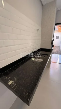 Imagem Casa geminada nova na Zona Norte de Londrina com 3 dormitórios (1 suíte), sala aconchegante, cozinha funcional e excelente localização próxima a comércios
