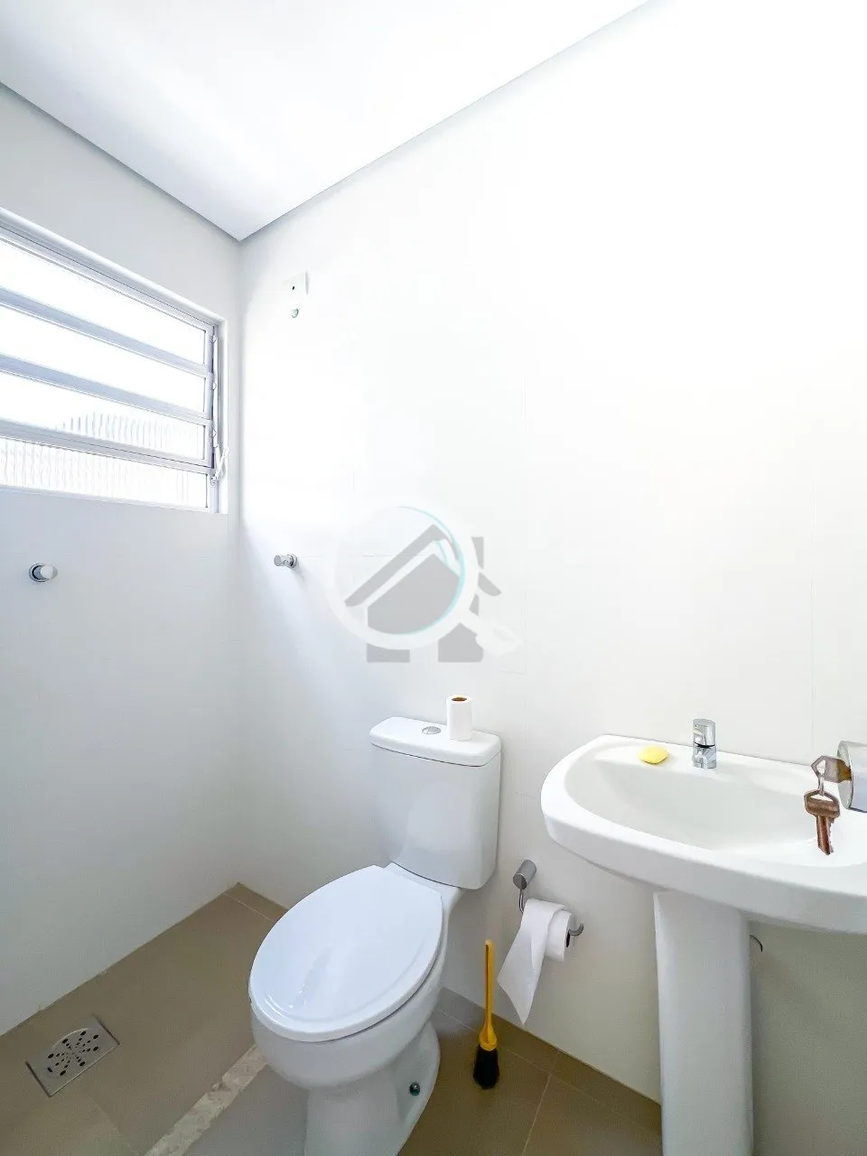 Imagem Esse imóvel se destaca por ser um clássico no Moinhos de Vento, com peças amplas, 4 dormitórios ...
