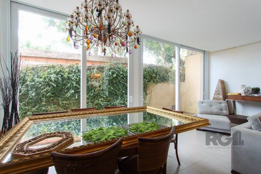 Imagem Casa com 327m² de área privativa, oferecendo 3 dormitórios, sendo 3 suítes