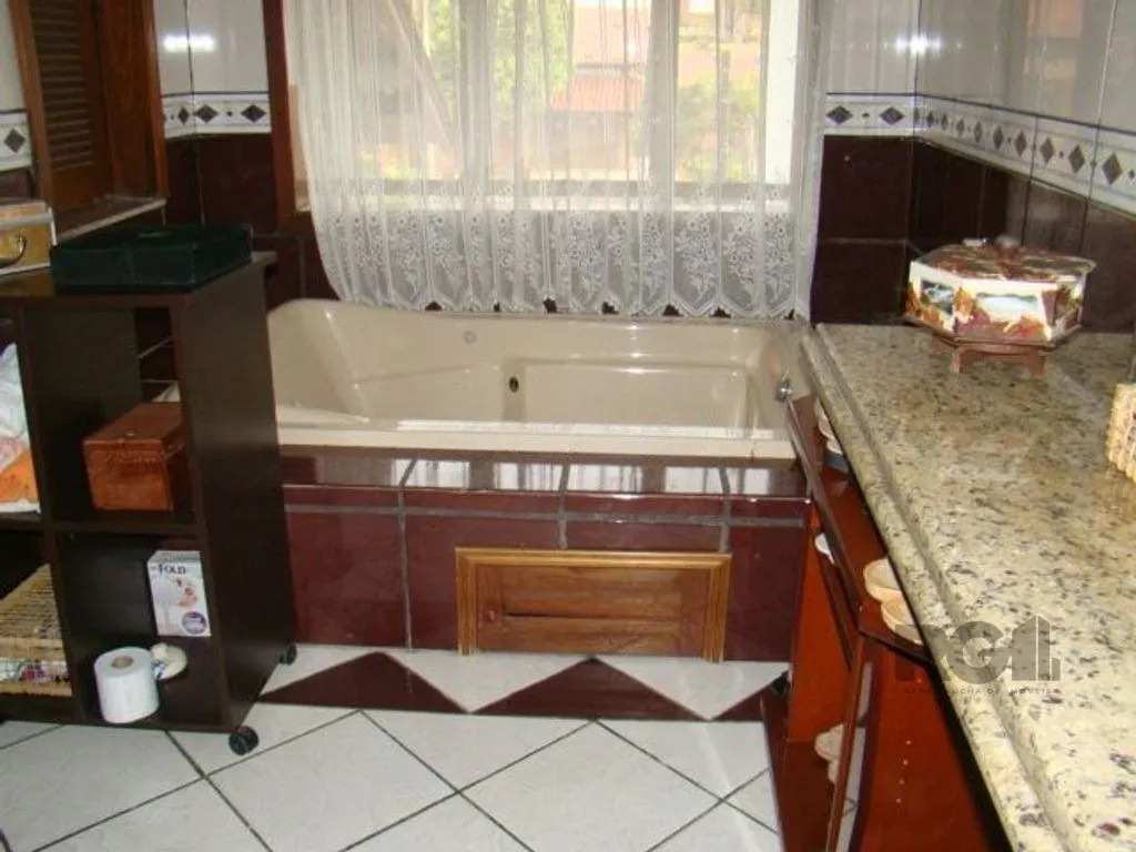 Imagem Casa de 370m² - 4 dormitórios, 2 suítes e 4 vagas de garagem no bairro Espírito Santo