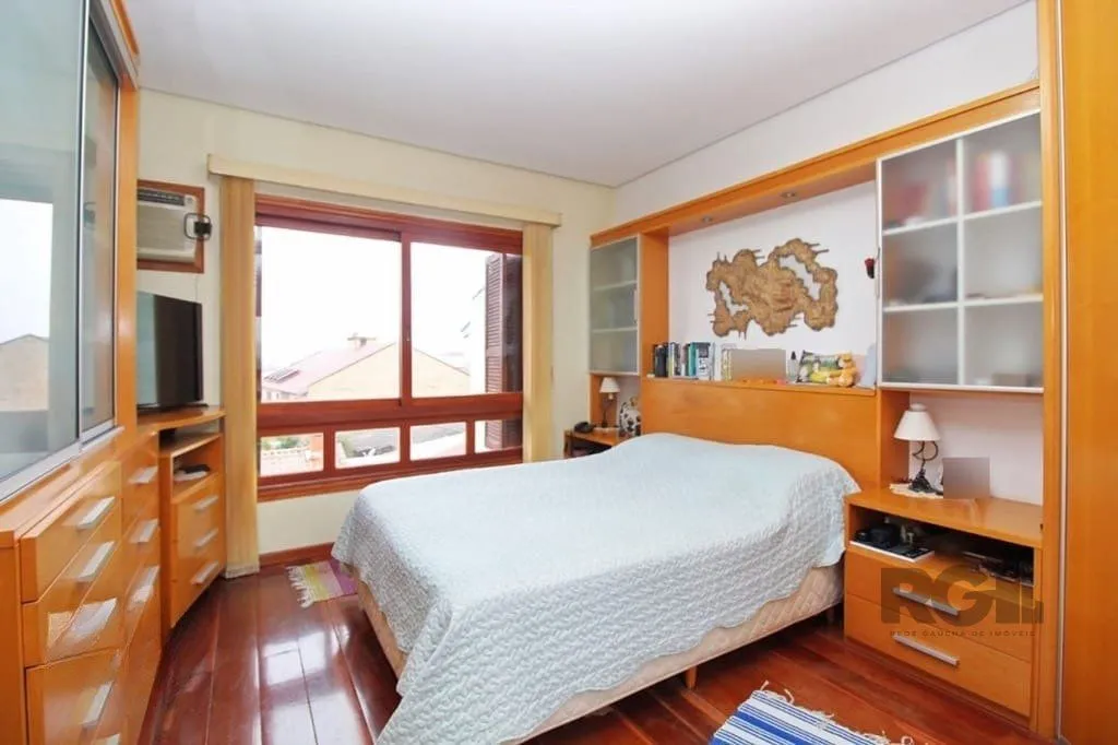 Imagem Casa de 275m² - 3 dormitórios e 3 vagas no bairro Coronel Aparício Borges