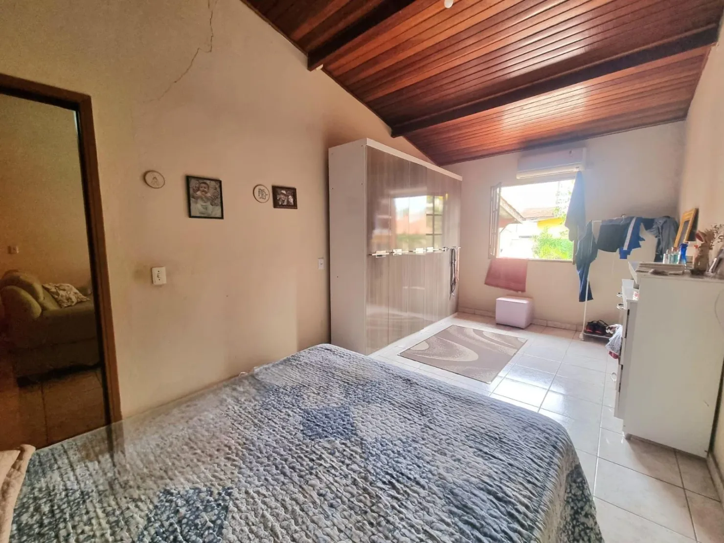 Imagem Linda Casa Térrea com Salão Comercial em Excelente Localização: 3 Dormitórios, Quintal Amplo e Tranquilidade Garantida a 5 Minutos do Centro da Cidade