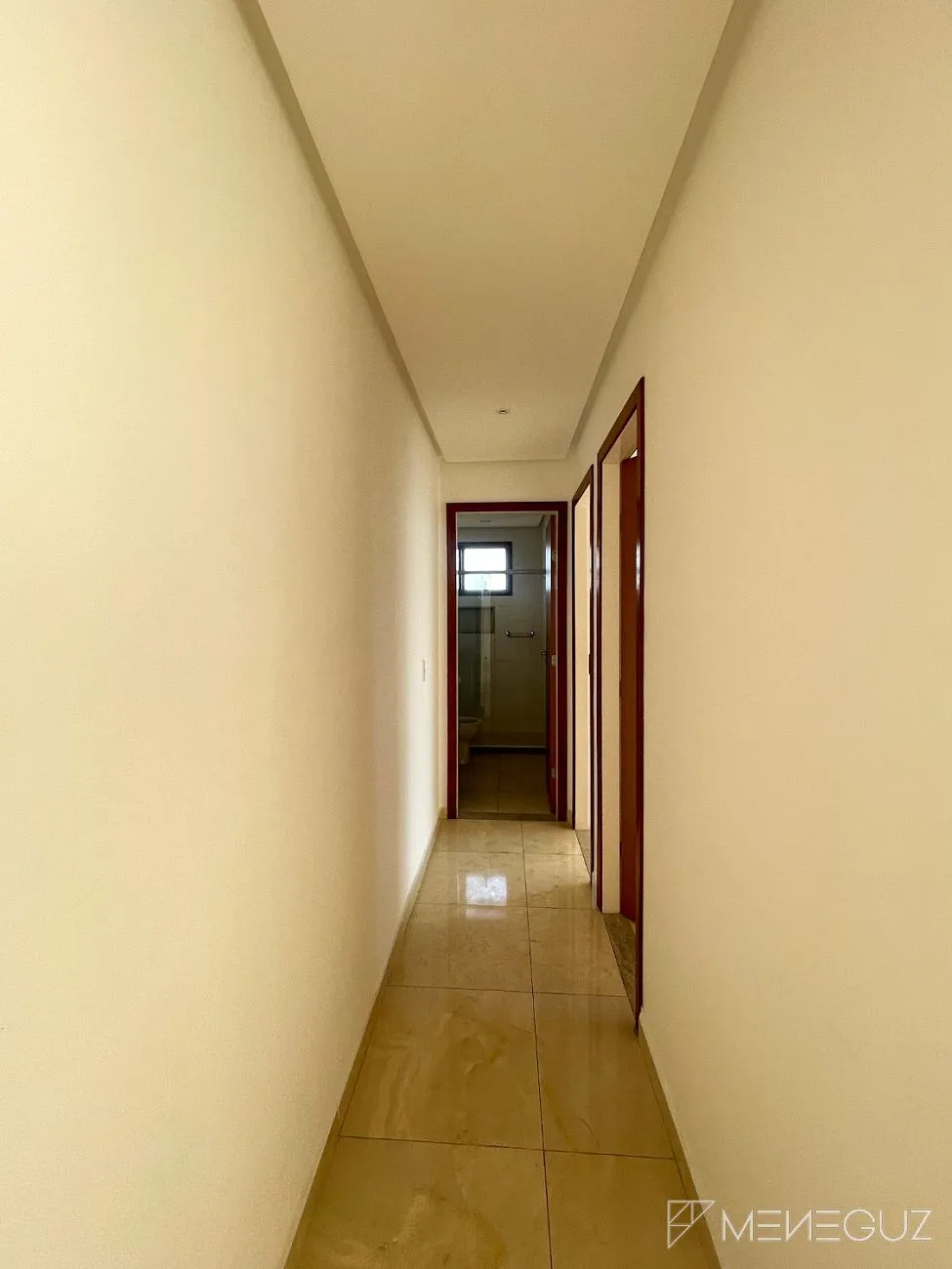 Imagem Apartamento de 2 quartos, com duas vagas de garagem, no centro de Guarapari com vista para o canal - Parcelamento em 60 meses!