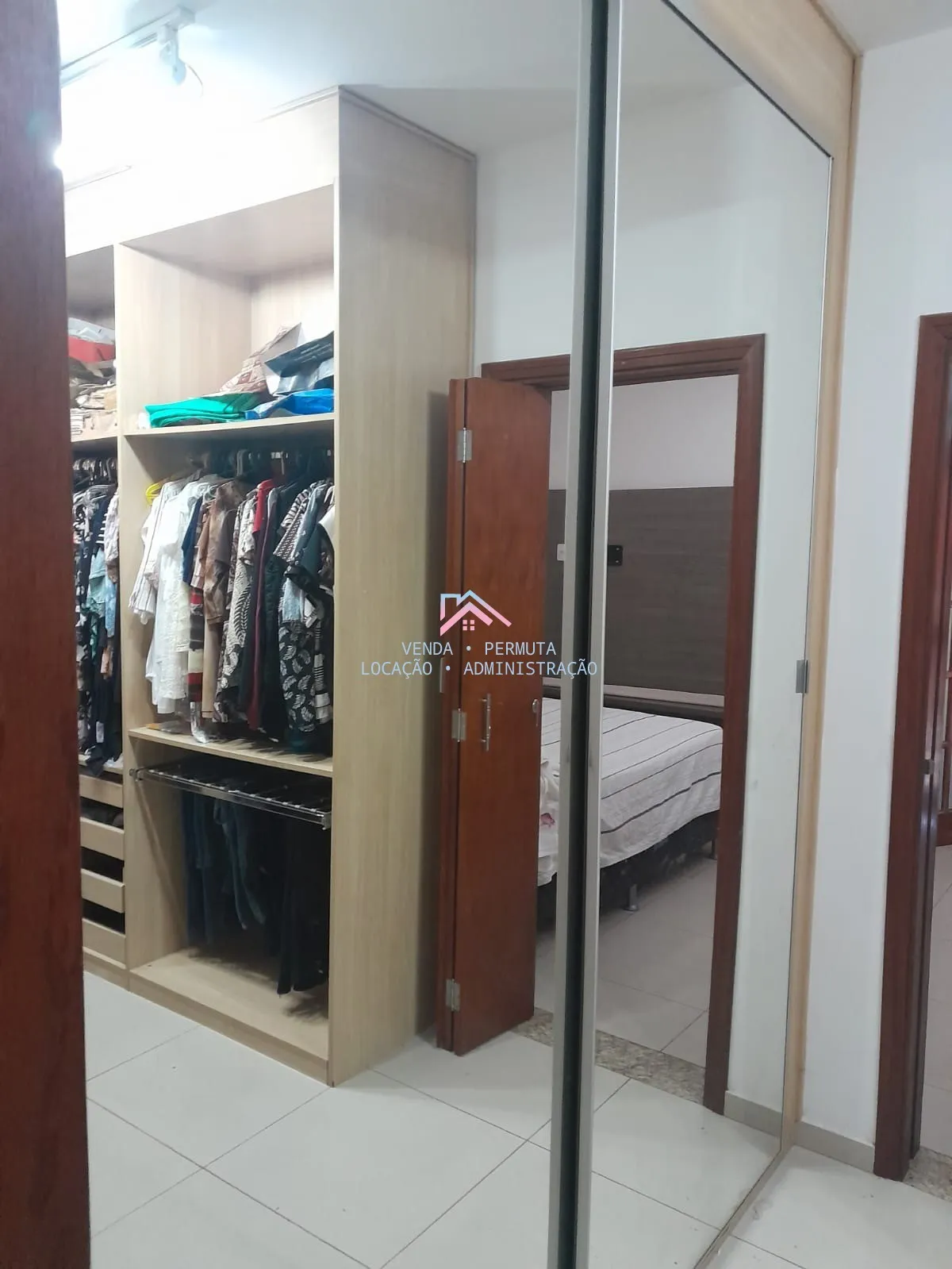 Imagem Casa em Alto Padrão Vista Verde Bairro Caxambu - 504 m2 de área útil com 4 dormitórios - Jundiaí - S
