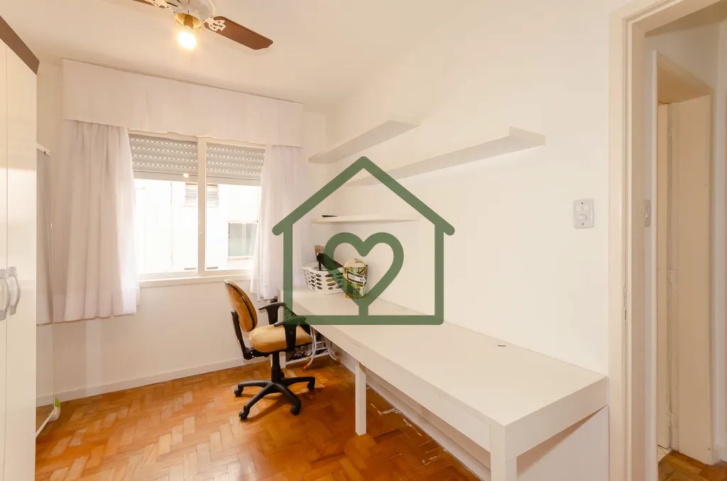 Imagem Apartamento de dois dormitórios no bairro Petrópolis, com sala de estar e jantar integradas e vent...