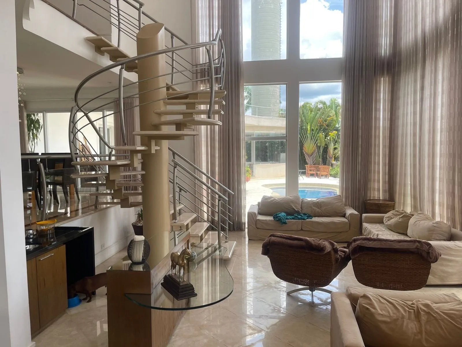 Imagem Casa de luxo à venda no Valville 2, Alphaville, 647 m², 4 suítes, piscina, 2 lotes, pé-direito duplo e lazer completo.