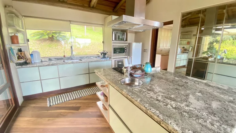 Imagem Imóvel de Luxo na Praia da Silveira: Casa com 3 Quartos, 1 Suíte e Garagem em Garopaba-SC!