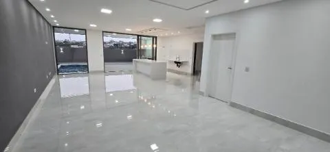 Imagem VENDA DE SOBRADO NOVO NO CONDOMÍNIO REAL PARK, EM ARUJÁ/SP, 300m² com 04 suítes, suíte máster com hidro, garagem com 04 vagas e piscina. CONSULTE-NOS.