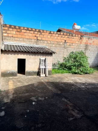 Imagem Casa à venda no Bairro Jardim Itália, Uberaba - 2 dormitórios e 2 garagens!