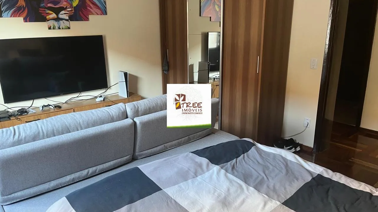 Imagem LOCAÇÃO DE SOBRADO NO ARUJAMÉRICA, EM ARUJÁ/SP, 450m² com 4 quartos, suíte com A/C, varanda, 4 salas, quintal, lavandeira e 4 vagas. CONSULTE-NOS.