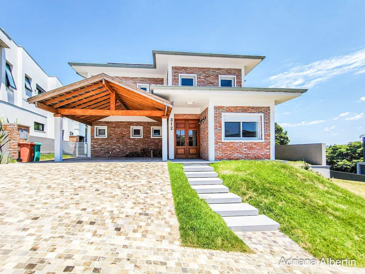 Imagem Casa mobiliada em condomínio Alphaville com 4 suítes, área verde nos fundos e piscina