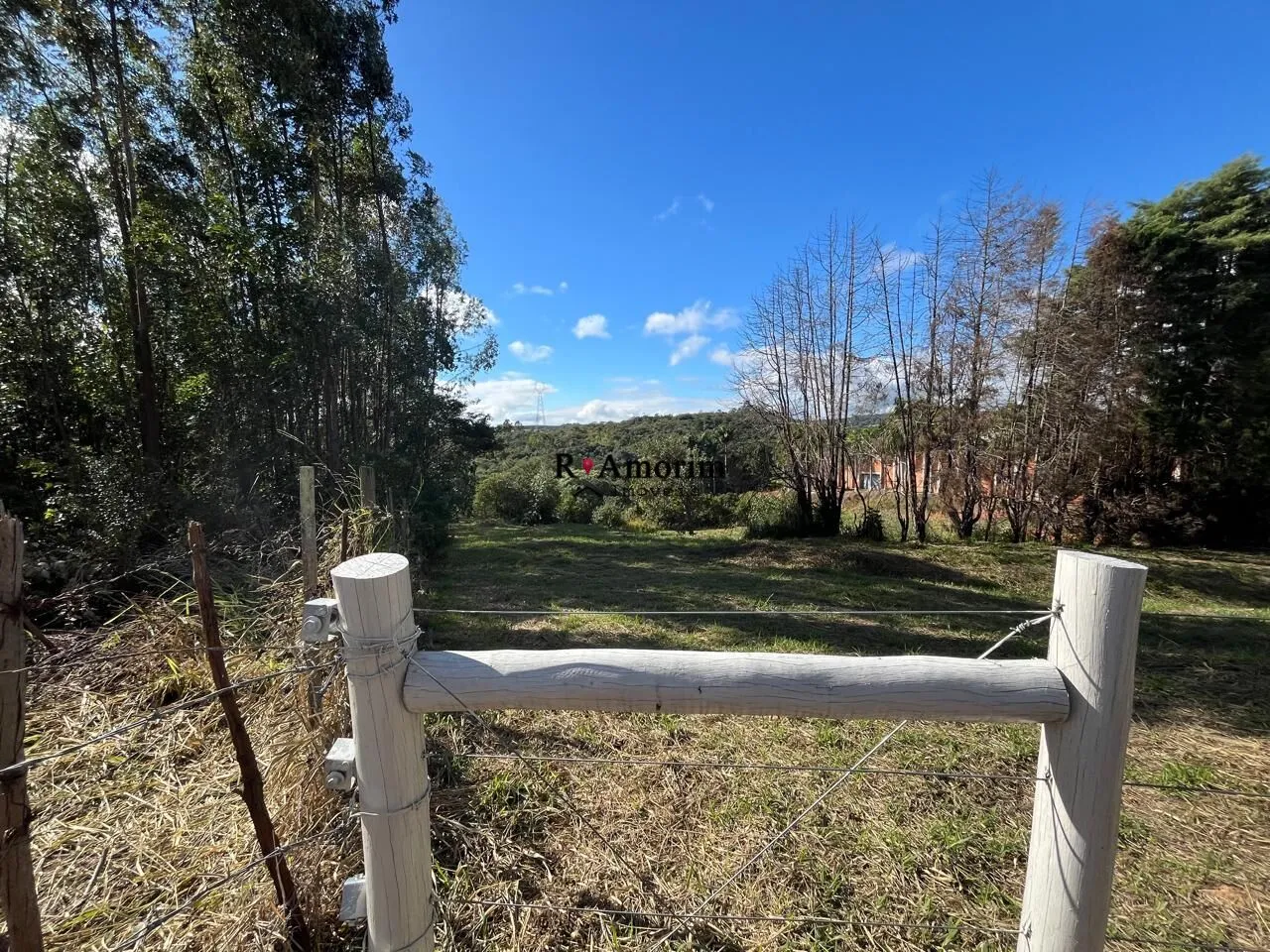 Imagem Terreno a venda em Itu com abundância de água, e área aproximada de 1.000 metros