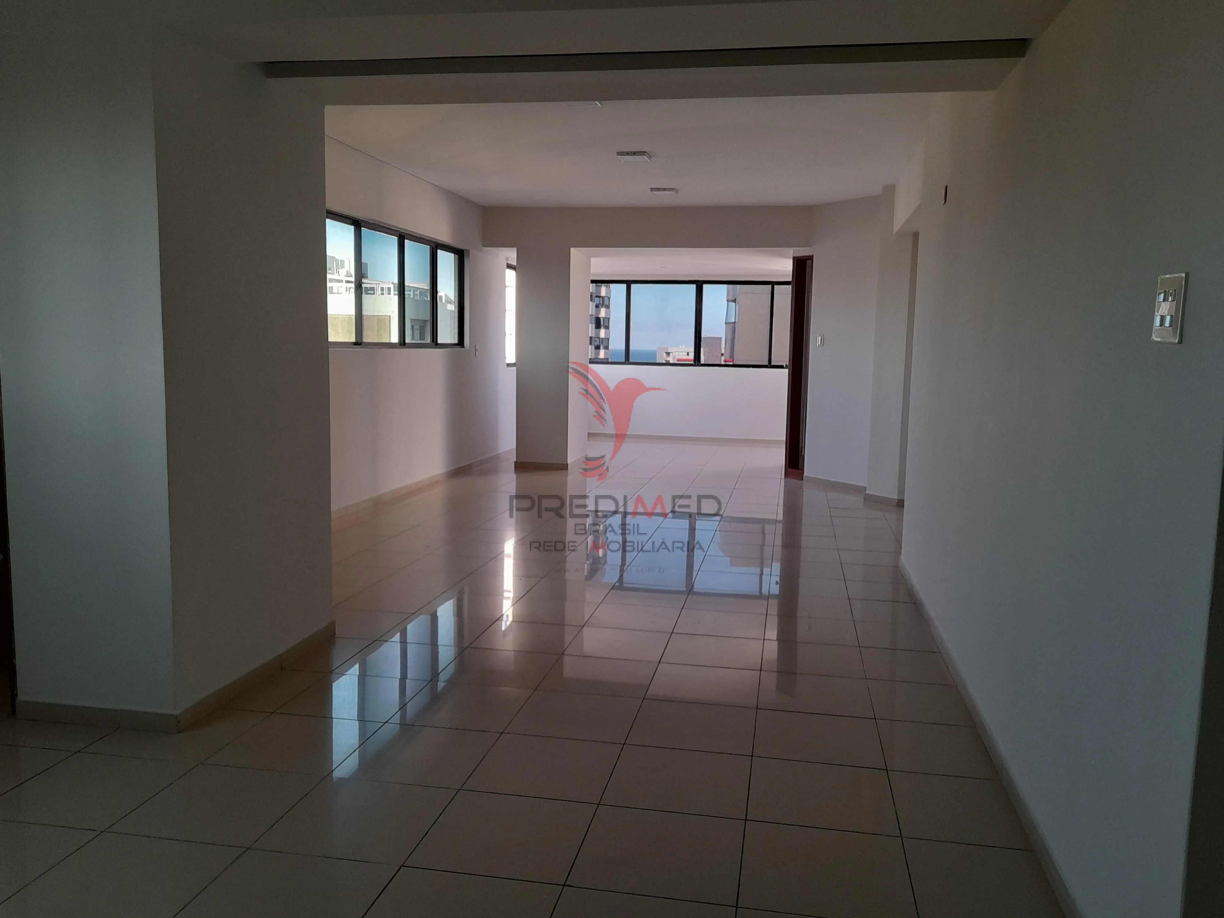 Imagem Apartamento em Manaira com 220 mts2. 4 Suites, 2 Varandas, 3 Vagas de Garagem, 1 por andar