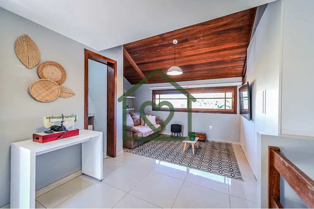 Imagem A casa dos seus sonhos te espera em um dos bairros mais encantadores de Porto Alegre! Situada no bai...
