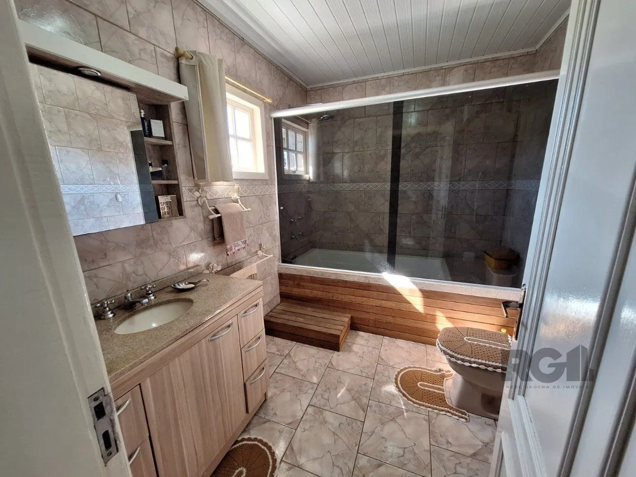 Imagem Casa com 3 dormitórios, suíte, lareira, Jardim Algarve em Alvorada - RS.