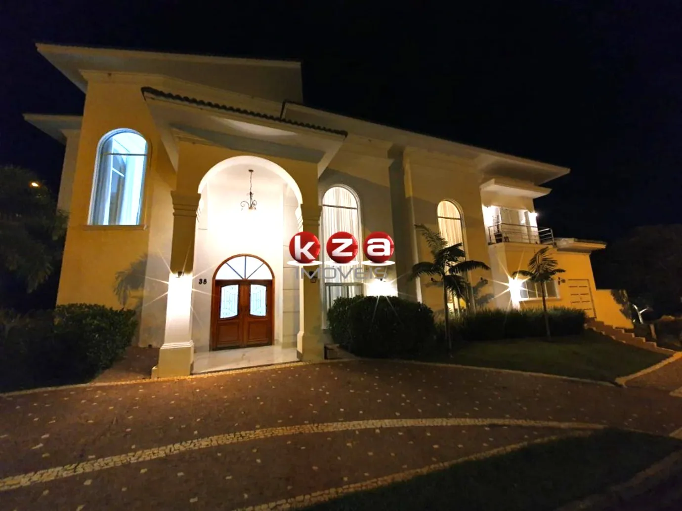 Imagem Casa de luxo no Condomínio Portal do Lago: 4 suítes, 3 salas, 7 banheiros, 2 vagas, 541m² em Valinhos-SP. Venda ou locação.
