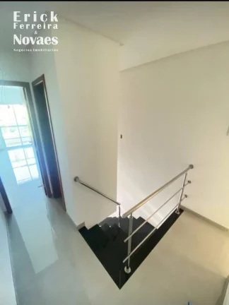 Imagem Casa a Venda na Praia do Morro-ES com 3 suítes sendo uma Suite master com Varanda, Sala de Estar e Jantar, quintal e Piscina e 2 vagas de garagem