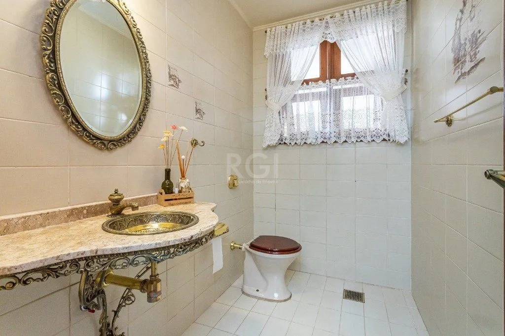 Imagem Casa sobrado no Partenon de 3 dormitórios e amplo pátio