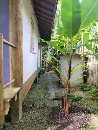 Imagem LINDA CASA, 3 SUITES C/AR COND, MUITO VERDE,DESENHO ARQUITETÔNICO e 1 STUDIO/SUÍTE EXTERNA C/ BANHEIRA DE IMERSÃO EM 900 MT ²