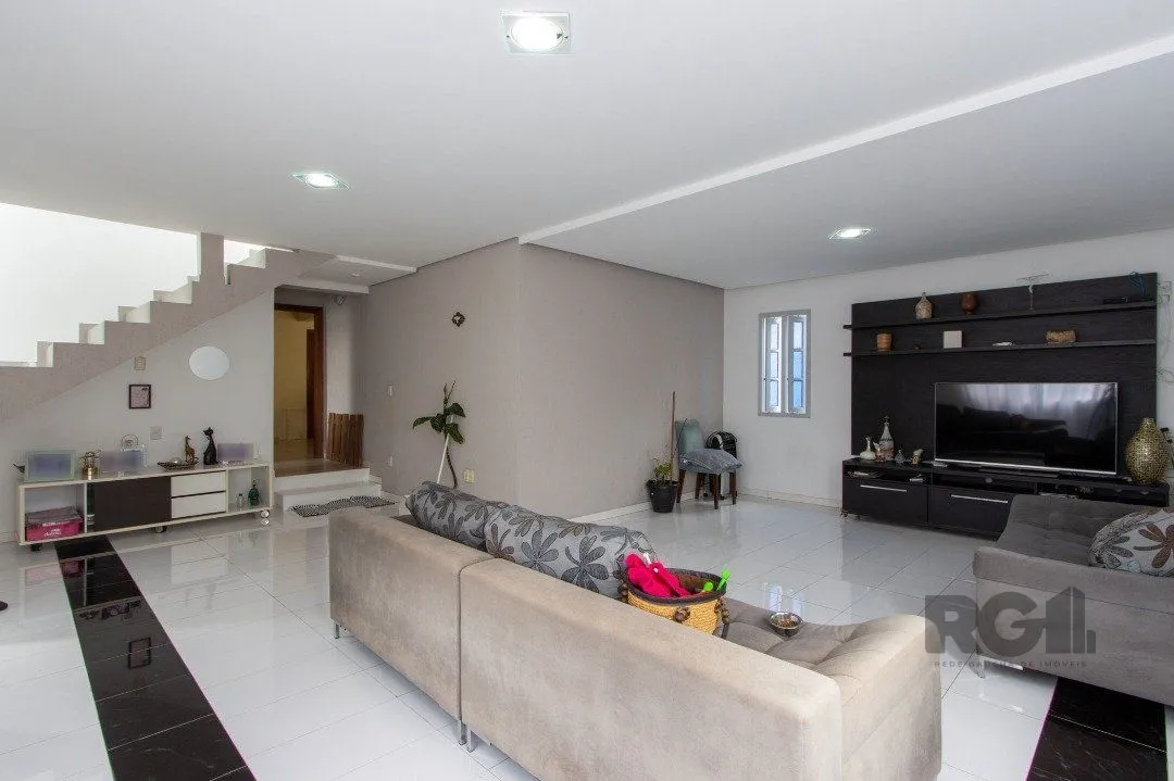 Imagem Casa, 5 dormitórios, sendo 1 suíte, 312m² privativos, 8 vagas - Bairro Vila Nova
