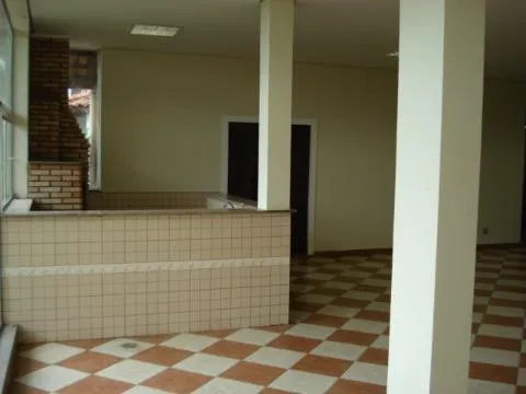 Imagem VENDA DE CASA NO CONDOMÍNIO ARUJÁ COUNTRY CLUB, 250m² c/ 2 quartos, suíte c/ sacada, salão com churrasqueira e forno de pizza e 4 vagas. CONSULTE-NOS.