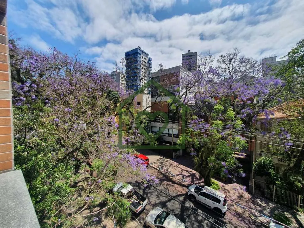 Imagem Localizado em área prestigiada de Porto Alegre, o Lexington 111 está edificado em uma rua caracter...