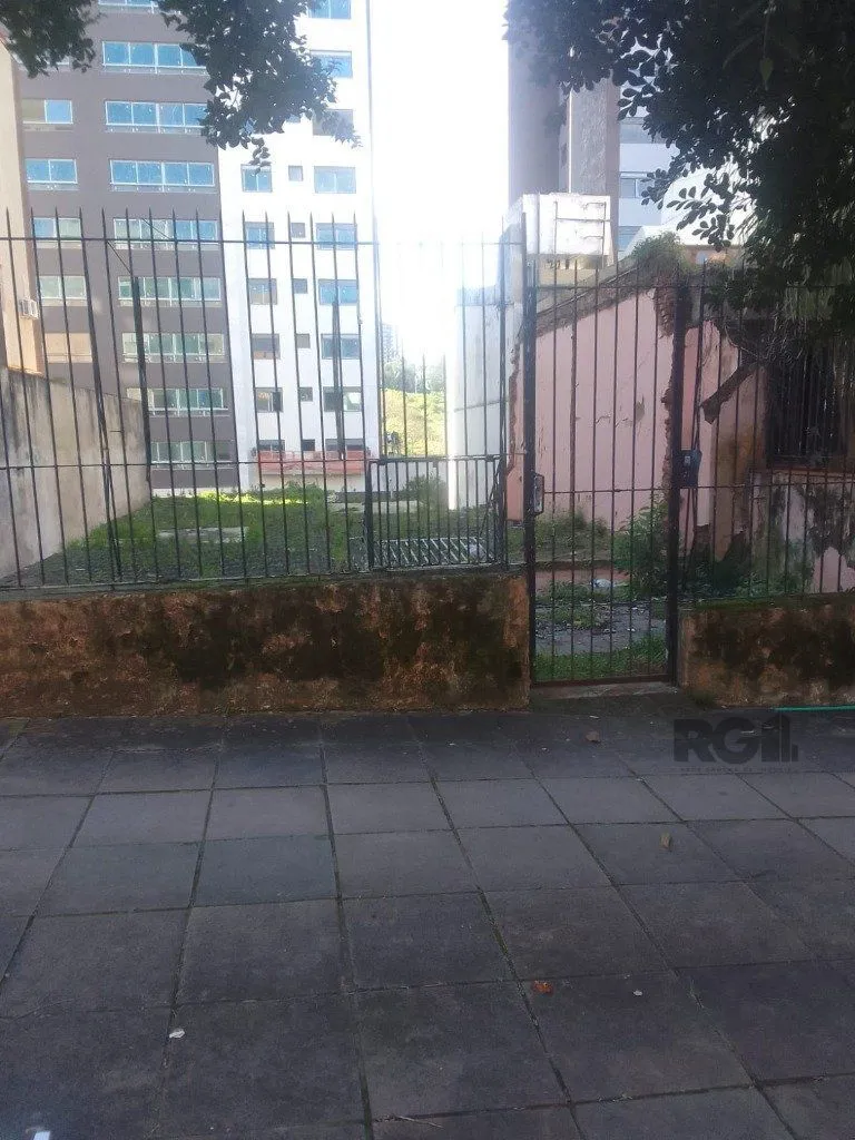 Imagem Terreno com 330 metros quadrados sendo 10 de frente e 33 da frente aos fundos.