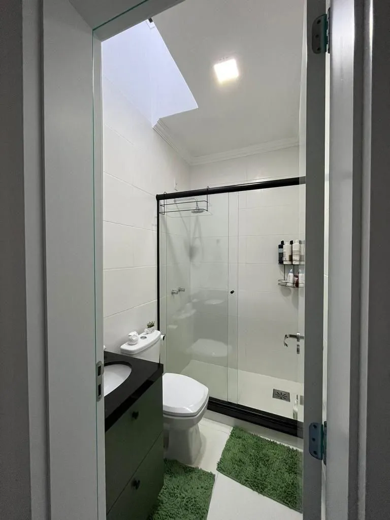 Imagem Casa em condomínio com 3 dormitórios, suíte e 2 vagas.