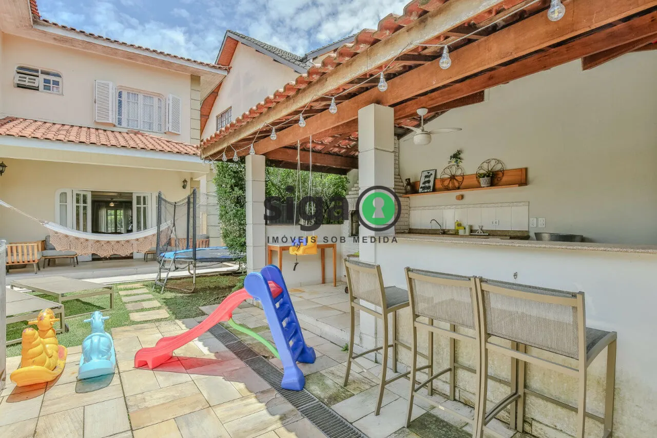 Imagem Casa sofisticada com 5 quartos, piscina privativa e sótão versátil!