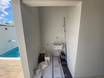 Imagem Oásis Residencial no Condomínio Horto Villagio: Casa Térrea com Piscina e Elegância Inigualável