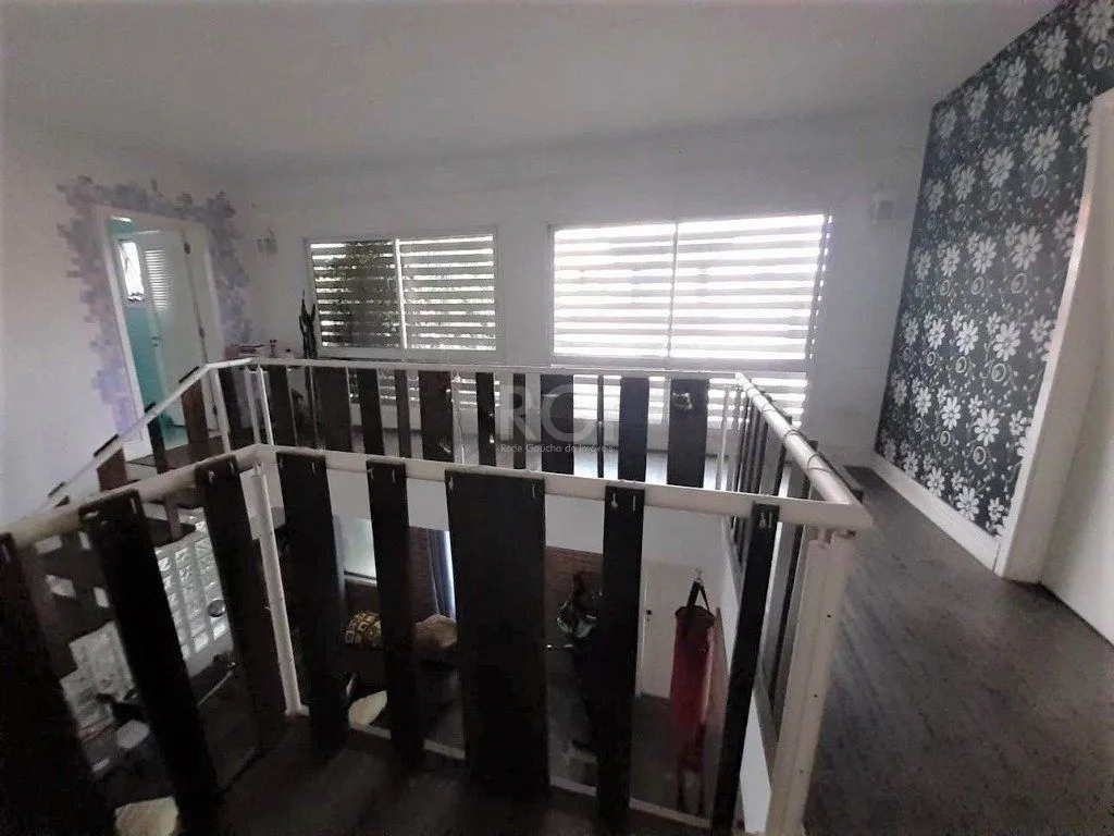 Imagem Casa com 233m², 2 dormitórios sendo 1 suíte, living com lareira, espaço gourmet com churrasqueira, pátio e 2 vagas de garagem no bairro Sarandi