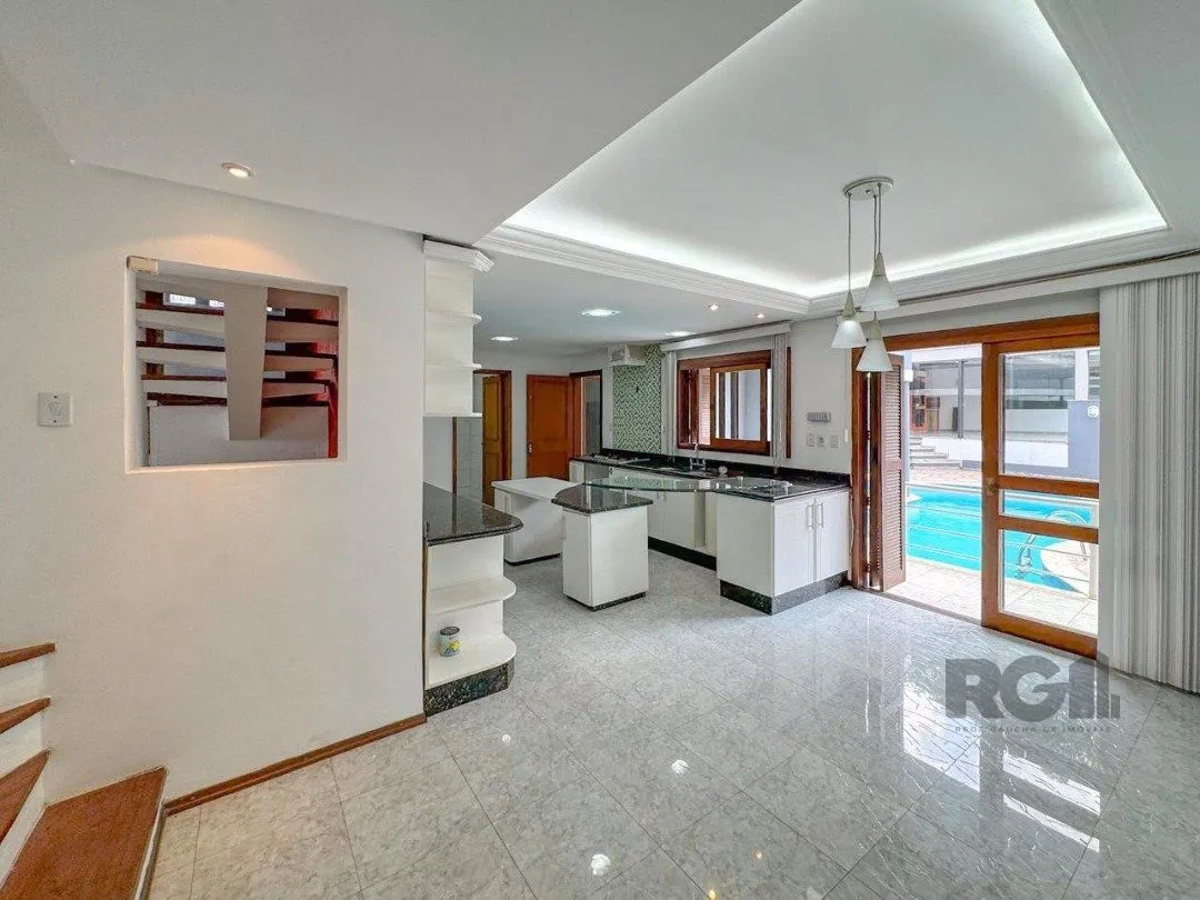 Imagem Com 4 suítes espaçosas, incluindo uma master com closet,