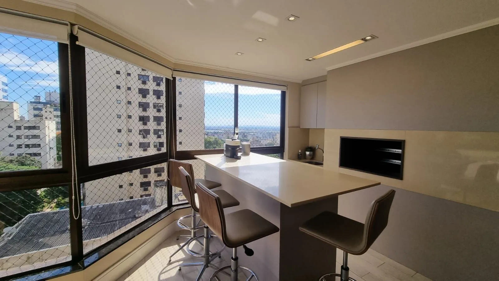 Imagem Apartamento 3 dormitórios com dependência, 127m privativos, duas vagas individuais no Bairro Higienópolis