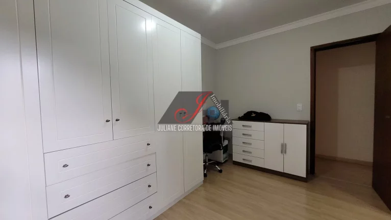 Imagem Sobrado Triplex à venda em Santo Inácio, Curitiba/PR.