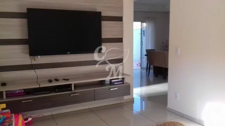 Imagem Casa com ótimo acabamento e decoração.