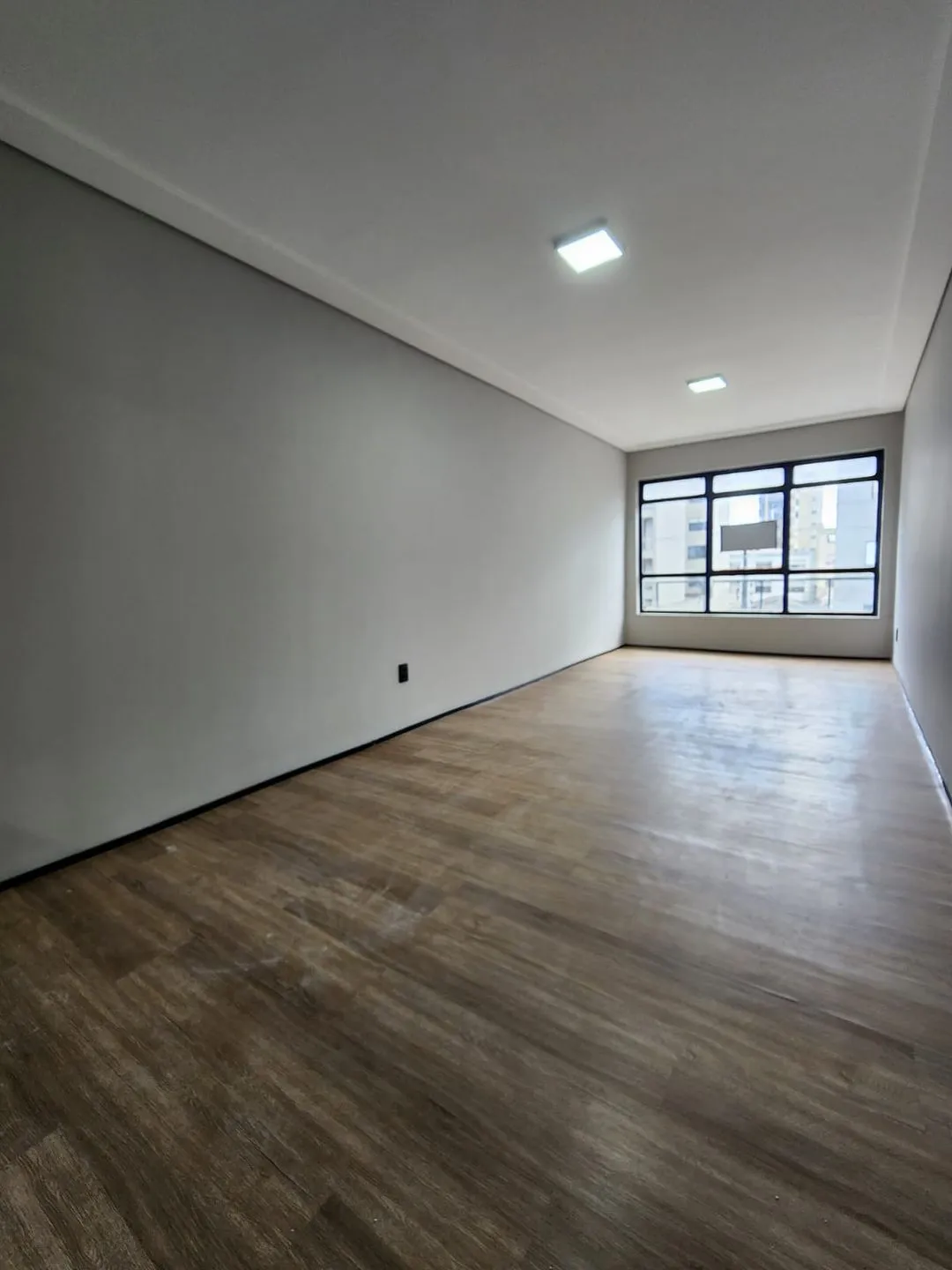 Imagem Sala comercial à venda em Caxias do Sul, São Pelegrino, com 2 quartos, 61.15m2