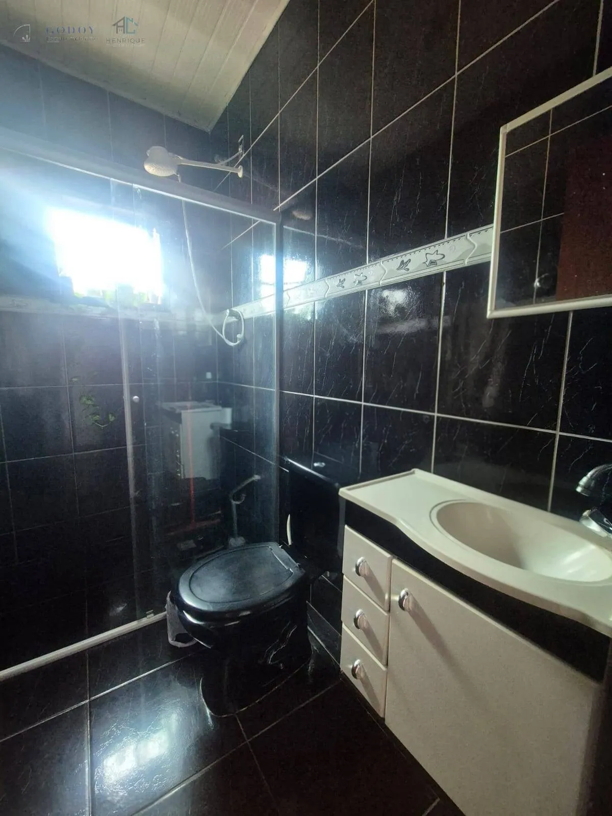 Imagem Sobrado com 4 Quartos e Garagem para 4 Carros