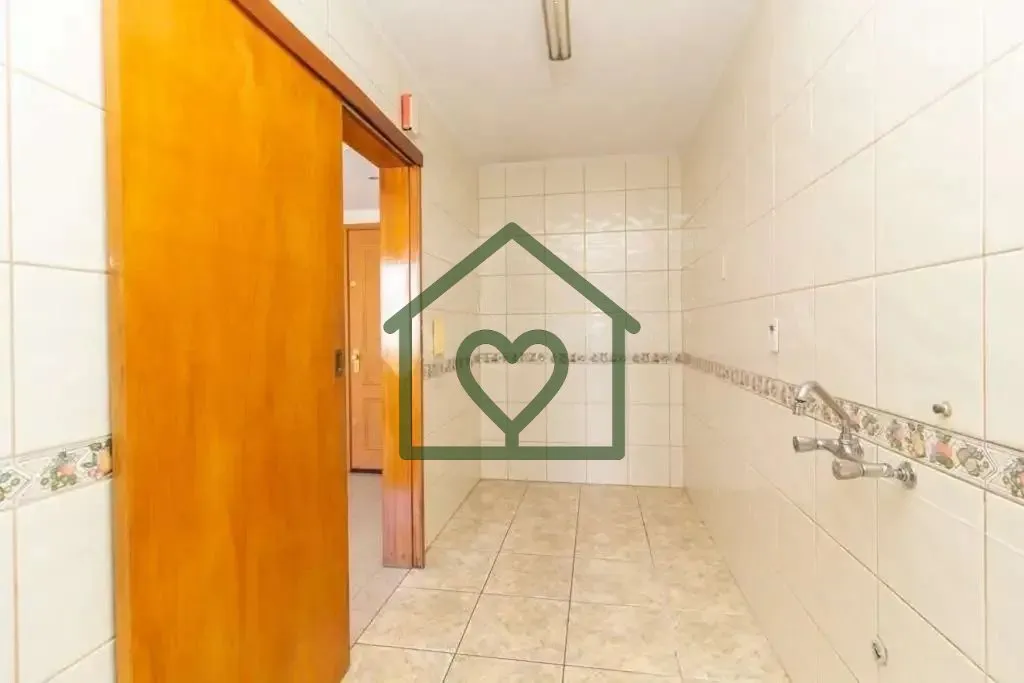 Imagem Imóvel com 02 dormitórios, living amplo , cozinha, banheiro social com box e armários, 01 vaga pa...