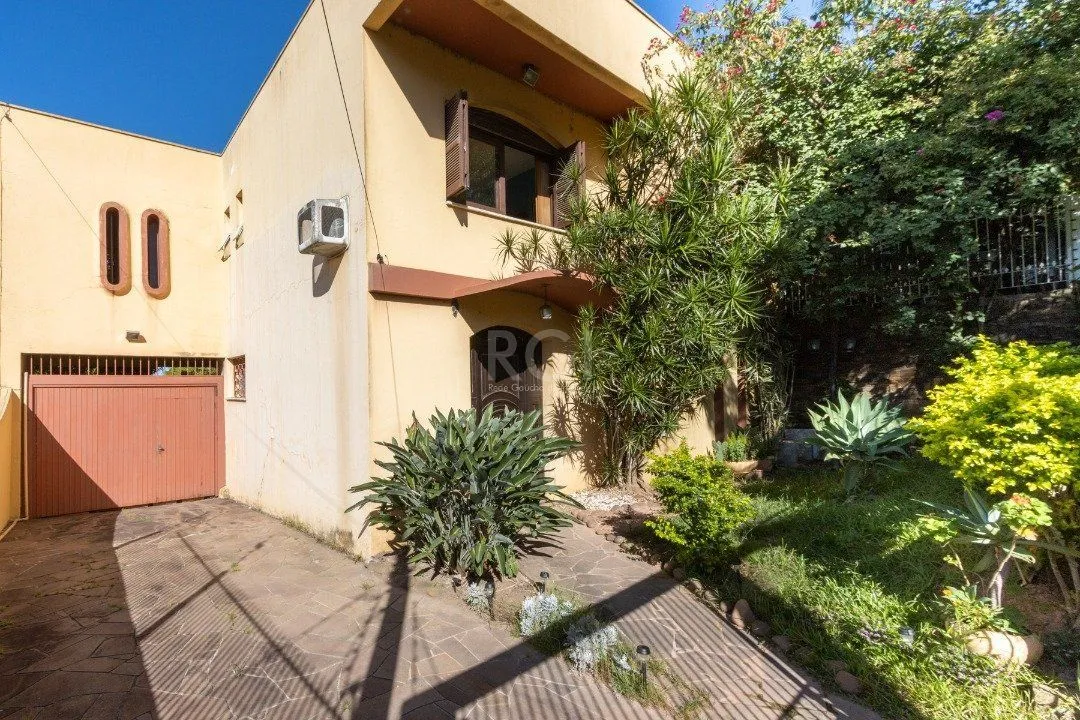 Imagem Sobrado com 345m² privativos, 3 suites, 2 vagas, churrasqueira. pátio com piscina - Bairro Cristal
