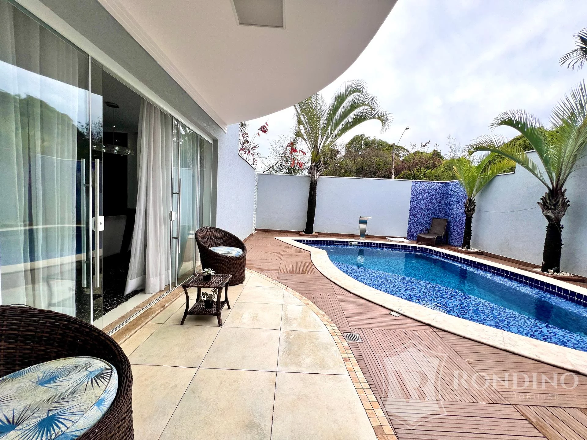 Imagem Sobrado de Esquina com 3 suítes e piscina no Villa dos Inglezes