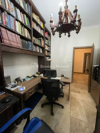 Imagem Elegância e Segurança: Casa em Bolsão no Jardim das Palmeiras. Viva com tranquilidade total a uma...